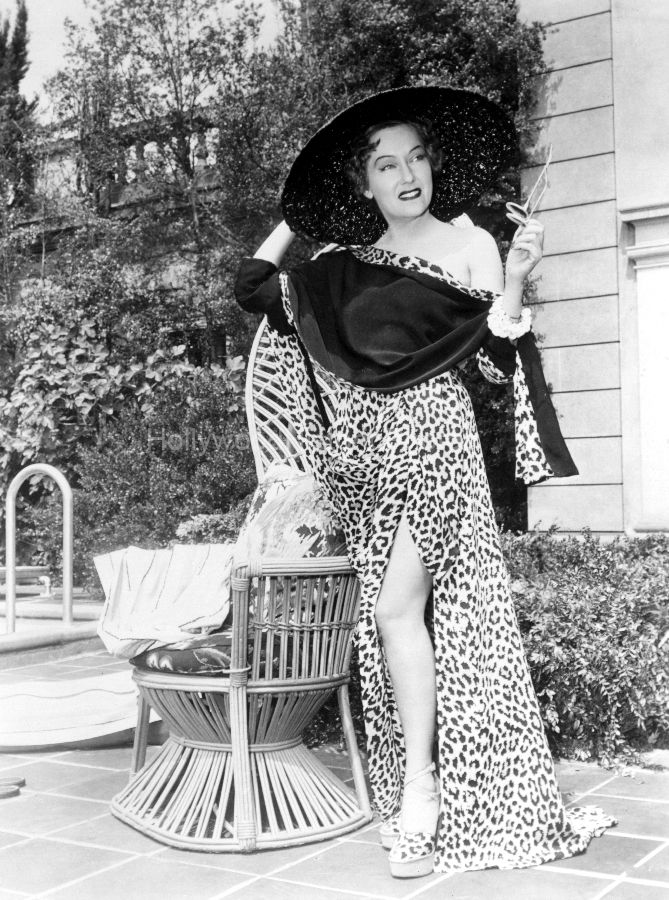 Gloria Swanson 1950 4 WM.jpg